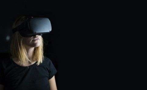 Photo représentant une femme portant un casque de réalité virtuelle