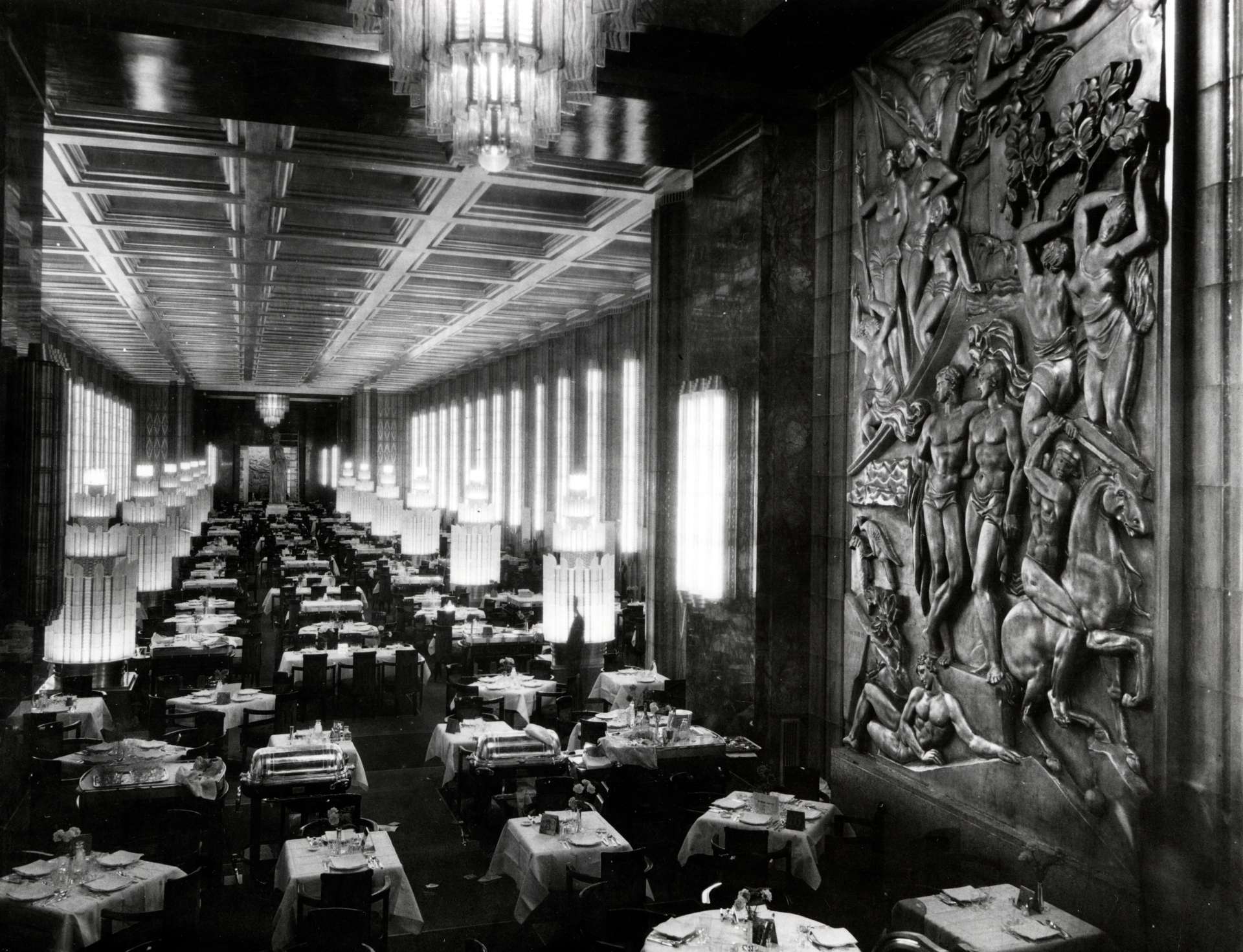 Salle à manger de la première classe à bord du paquebot Normandie (CGT 1935), par Byron © Collection French Lines & Compagnies