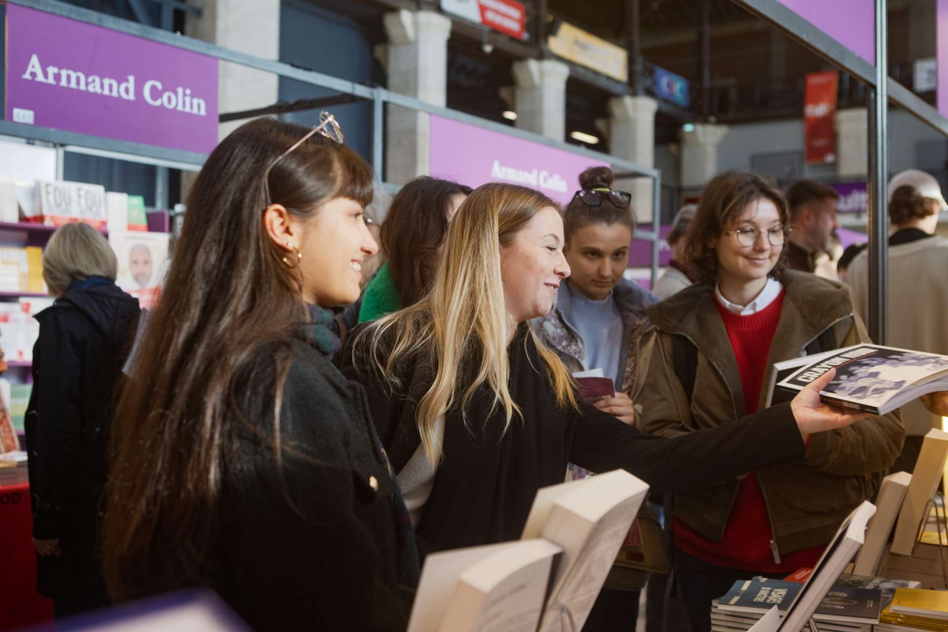 Dans les allées du salon du livre 2024 (c) Amélie Debray