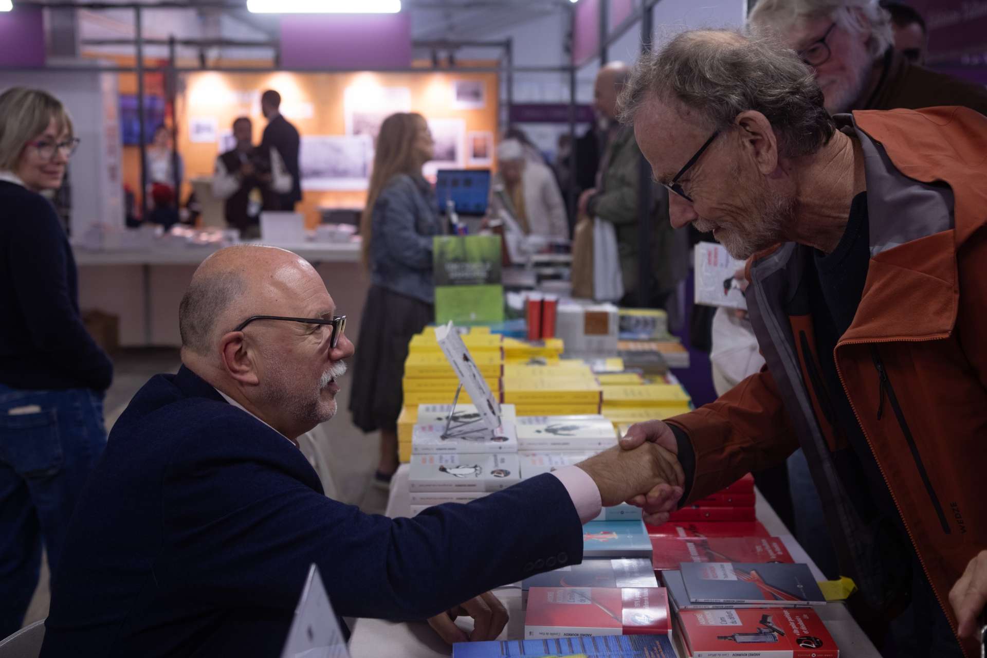 Echange entre Andrei Kourkov et un lecteur au salon du livre 2024 (c) Amélie Debray