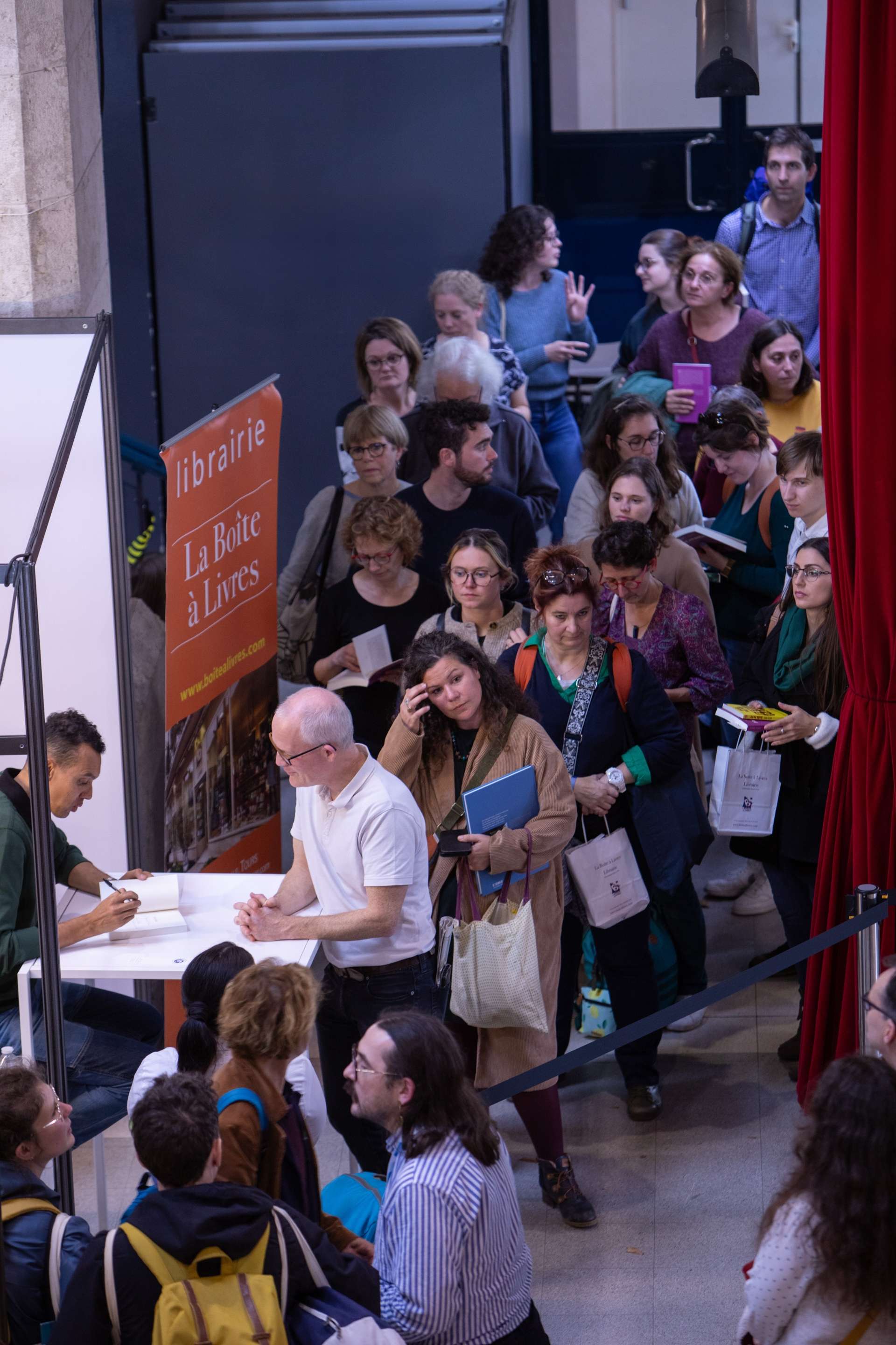 Gaël Faye en dédicace au salon du livre en 2024 (c) Amélie Debray