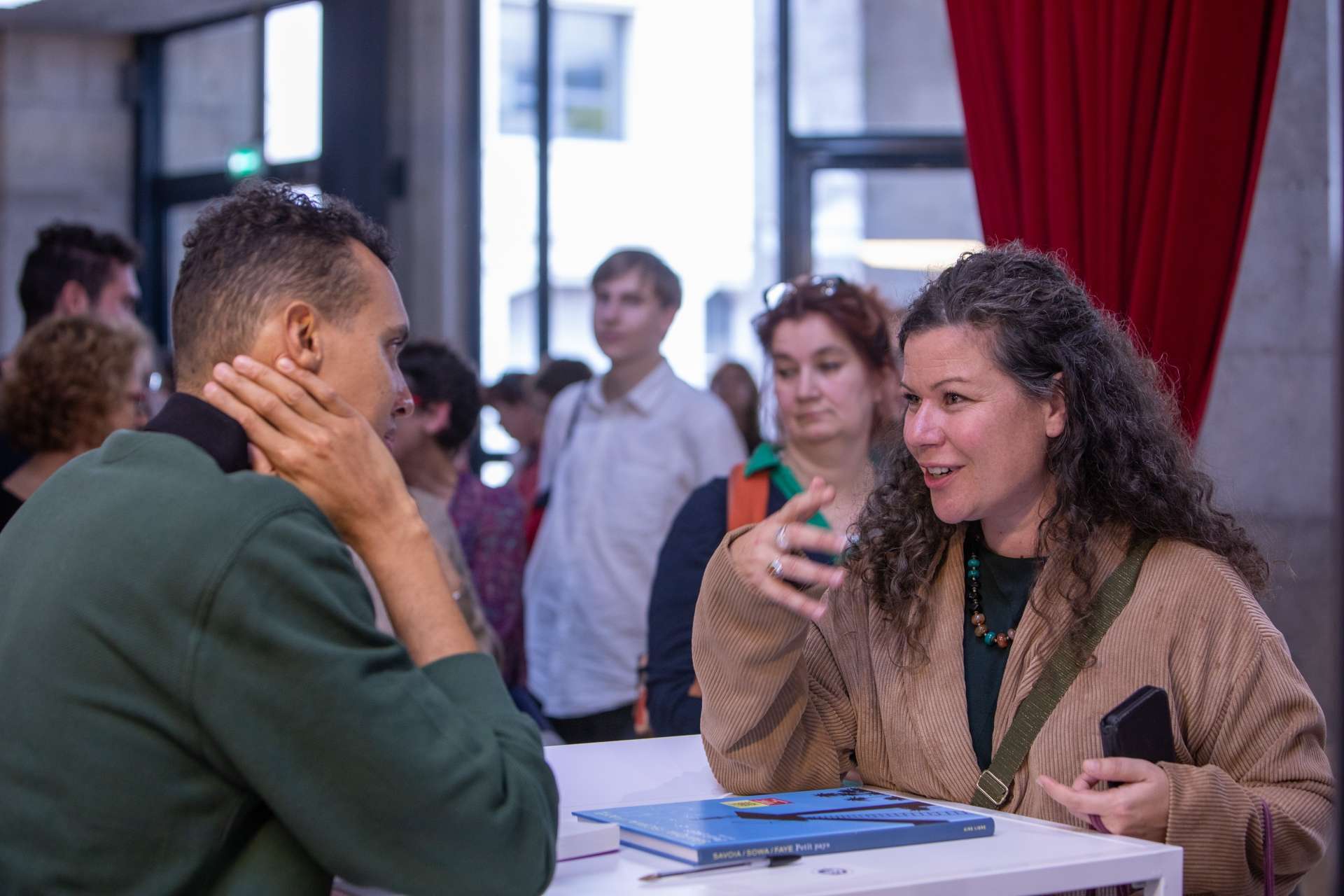 Gaël Faye en dédicace au salon du livre en 2024 (c) Amélie Debray