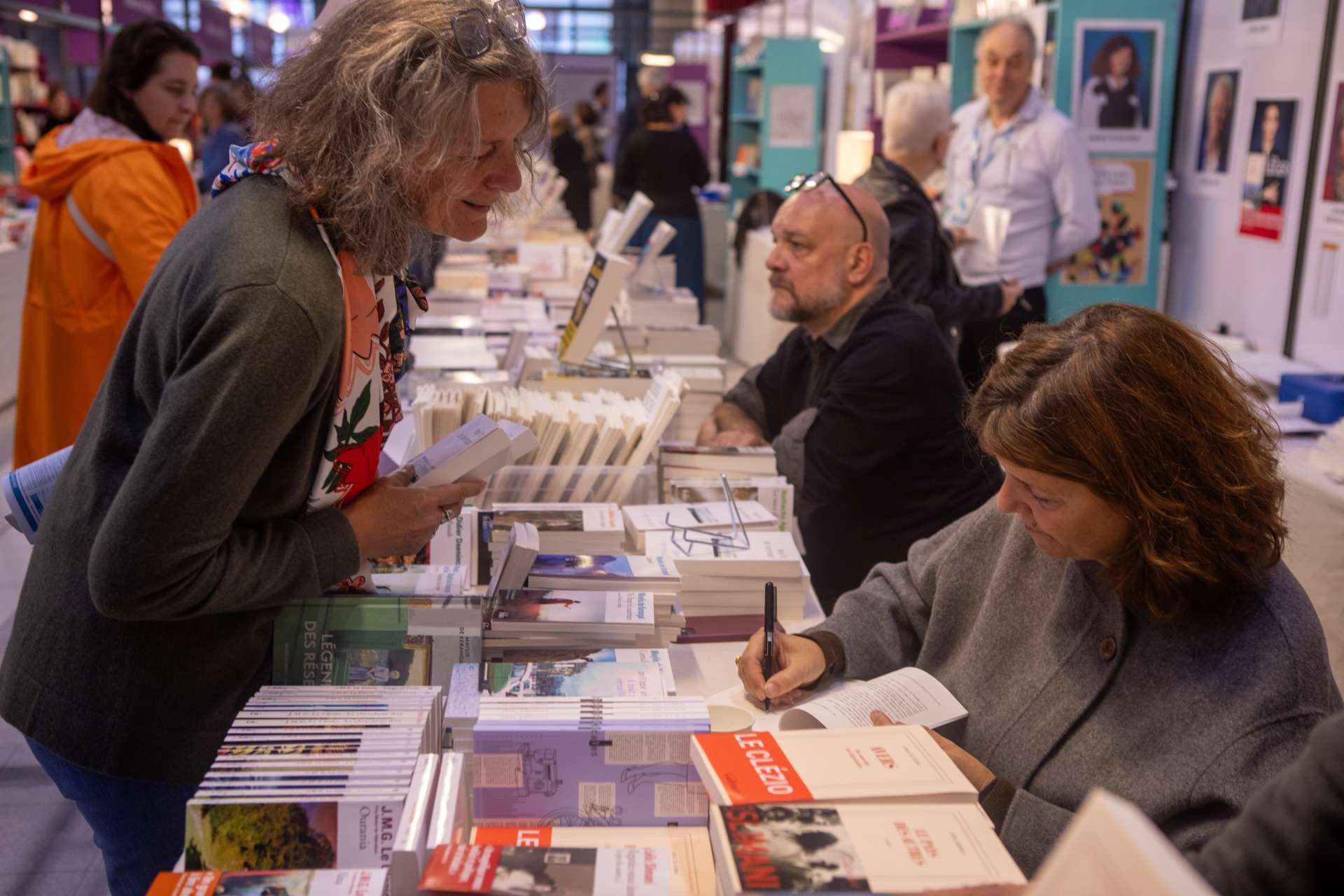 Maylis de Kerangal en dédicace au salon du livre 2024 (c) Amélie Debray