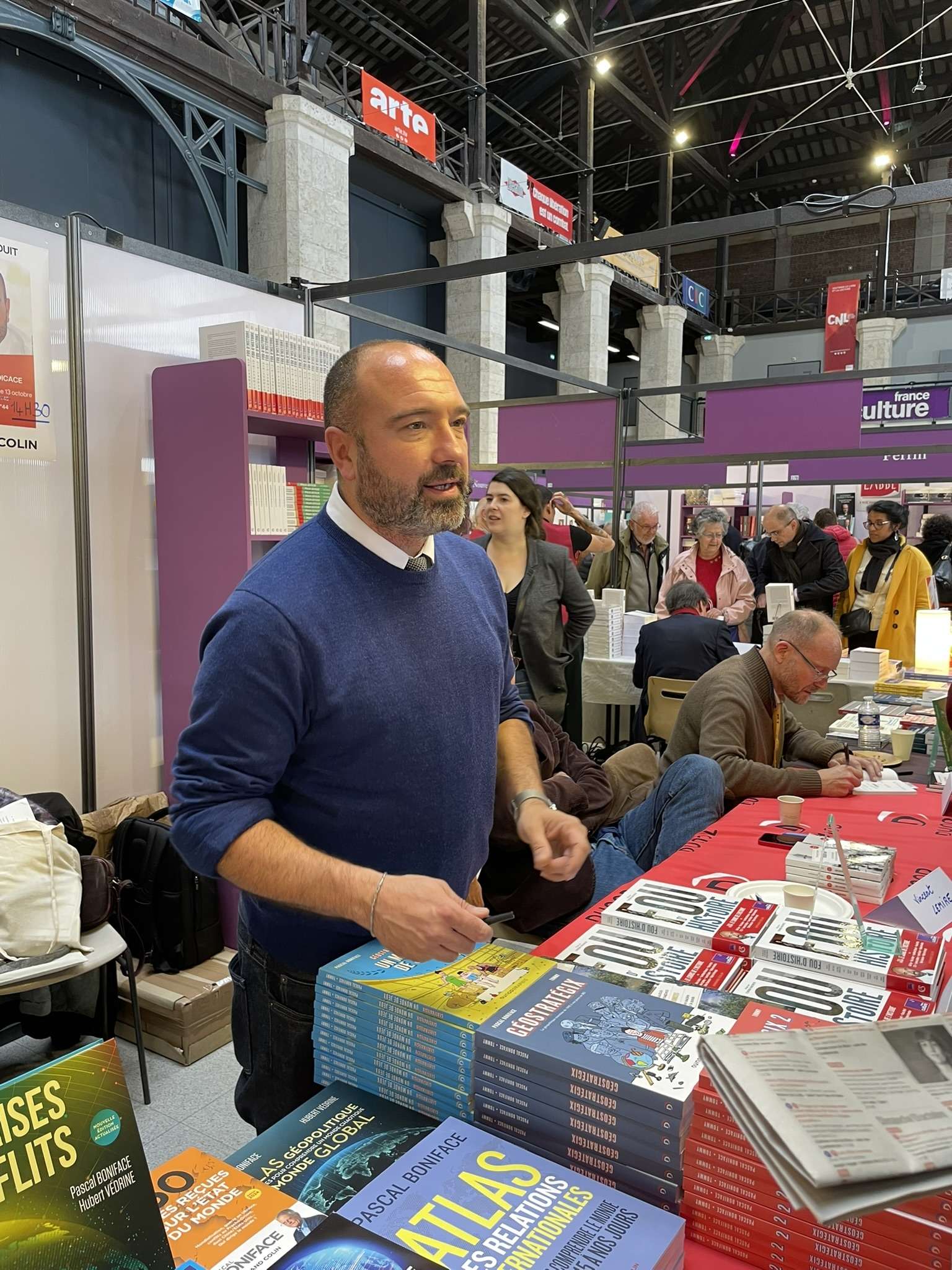 Xavier Mauduit en dédicace sur le salon du livre 2024 (c) Amélie Debray