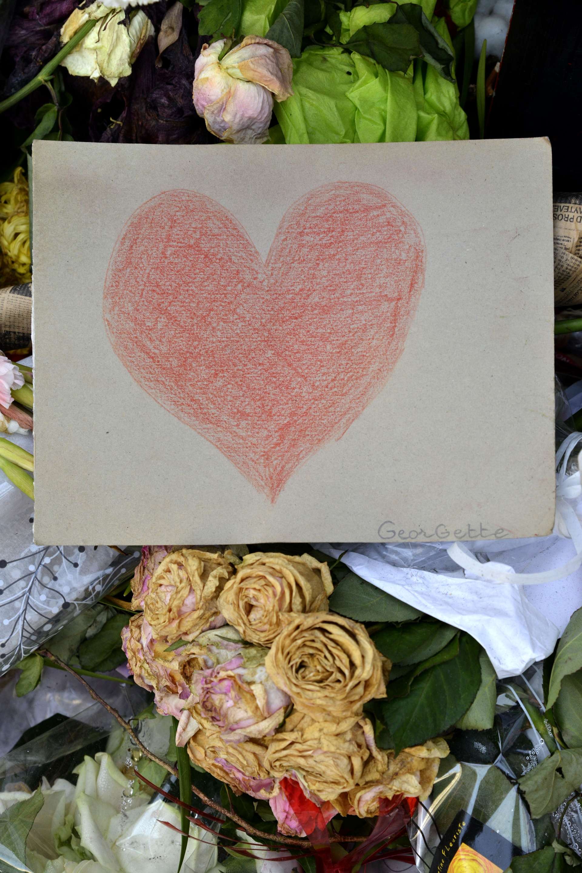 Illustration Réagir en images. Les documents déposés sur les lieux des attentats du 13 novembre 2015