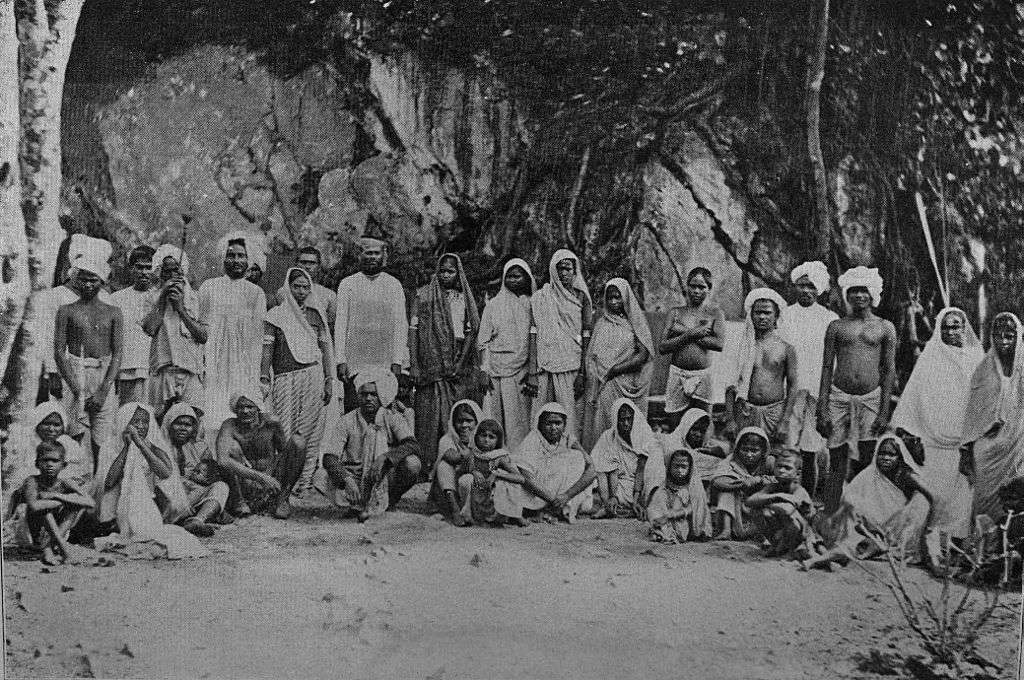newly_arrived_coolies_in_trinidad_1897._libre_de_droits.jpg