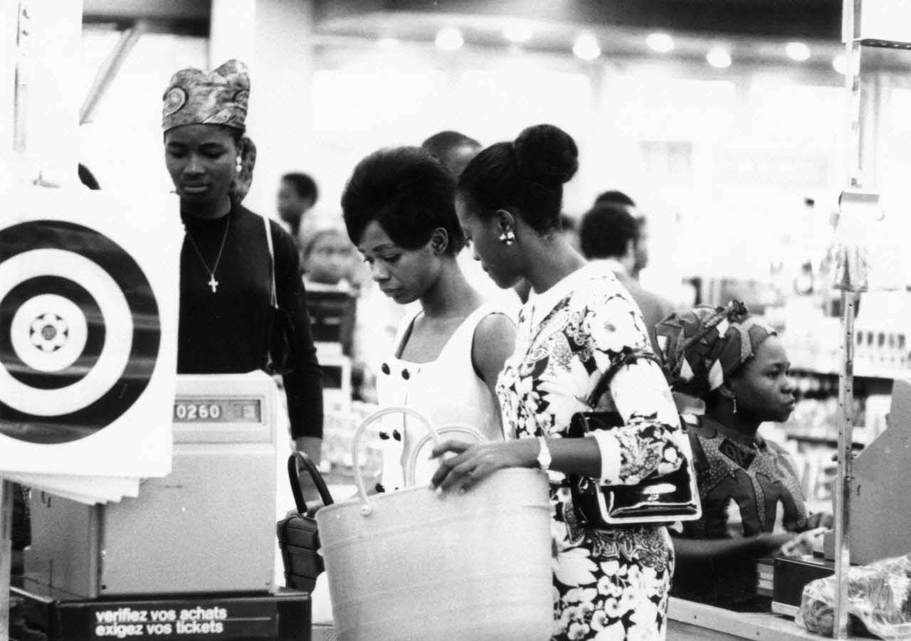 République unie du Cameroun, Yaoundé, 1970. Intérieur d'un grand magasin.