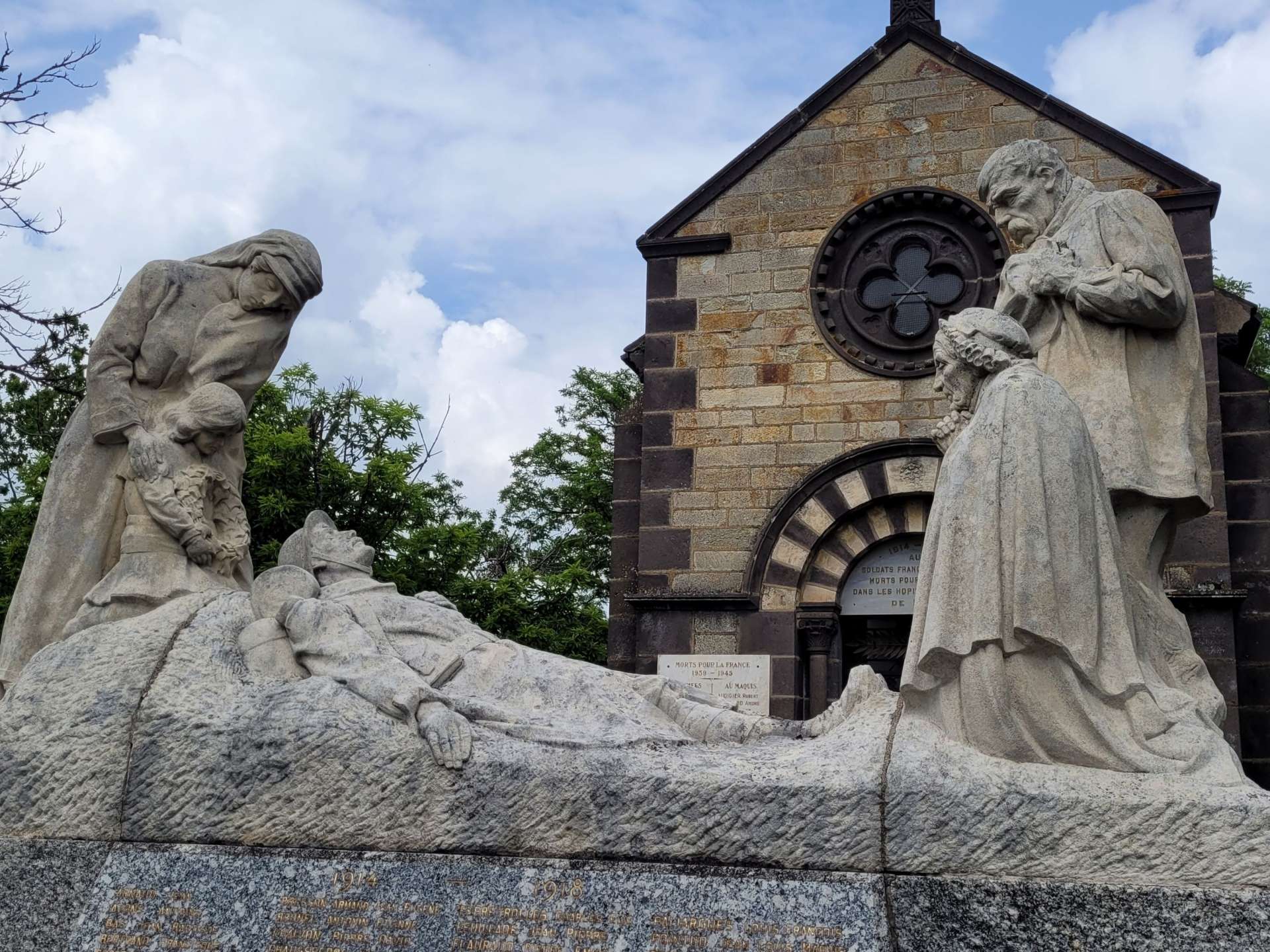 Monument aux morts réalisé par Raoul Mabru (sculpteur) pour la ville de Royat (Puy-de-Dôme, France) en 1924.