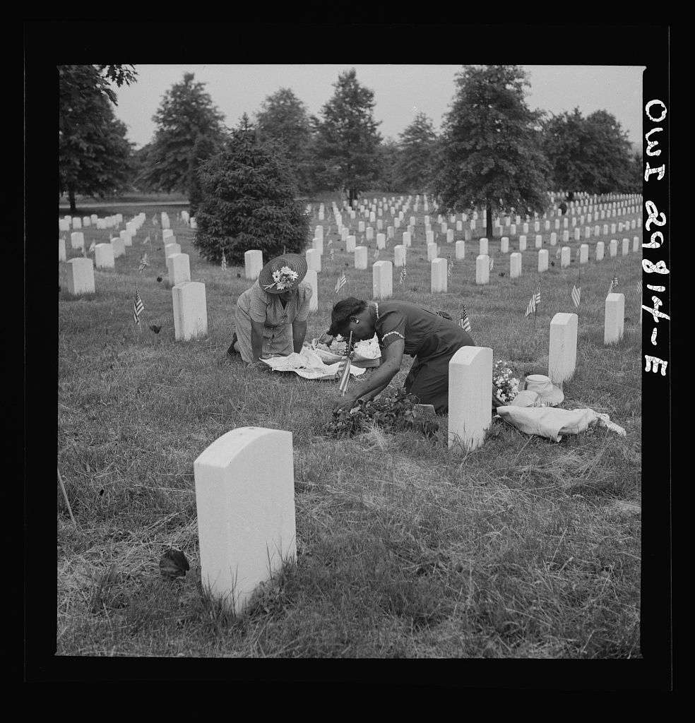 Arlington, Mai 1943. Des femmes fleurissent la tombe d'un soldat américain