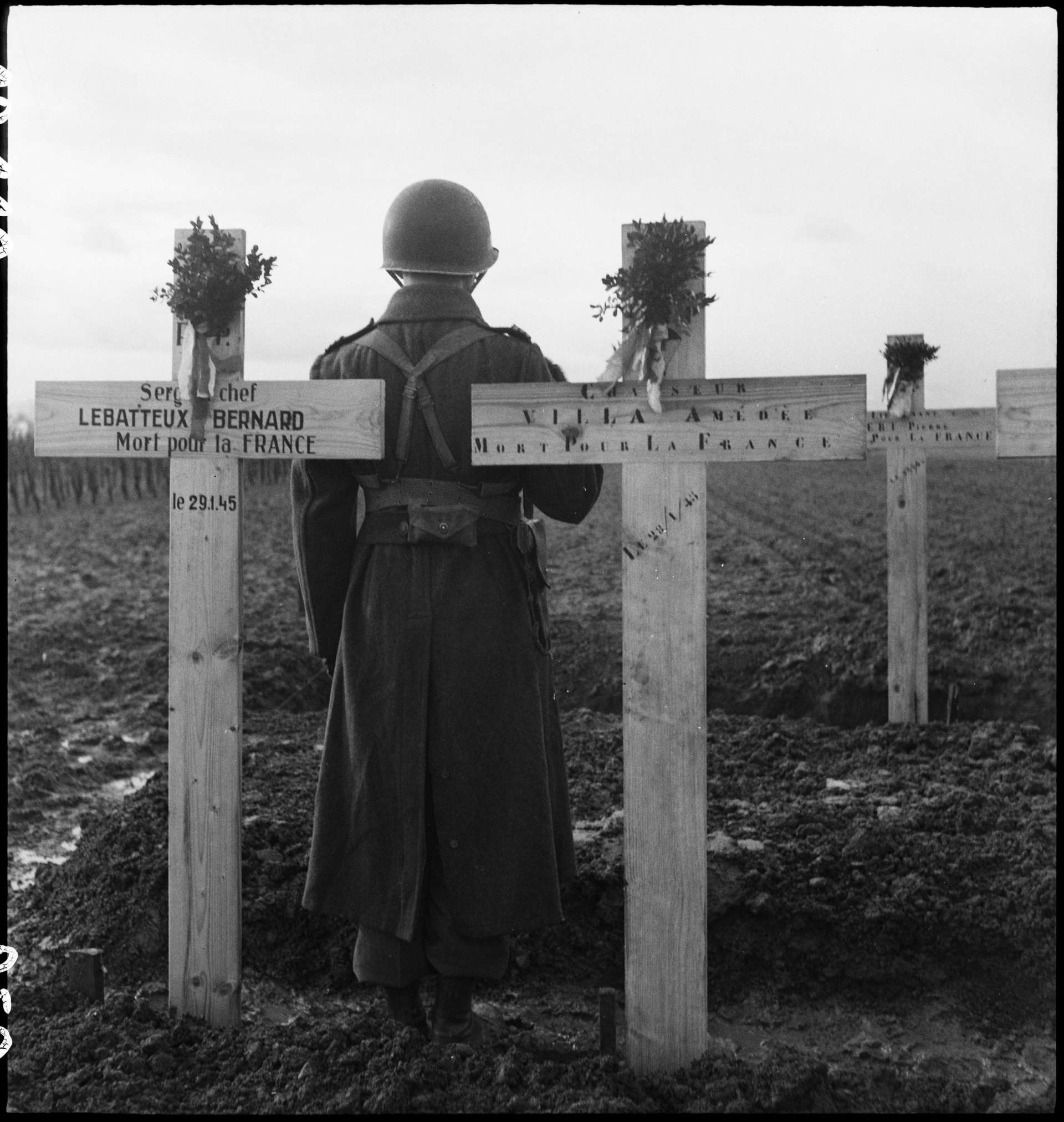 Ceremonie_d_hommage_aux_soldats_francais_morts_inhumes_dans_le_cimetiere_militaire_de_Bergheim_9_-_13_fevrier_1945.jpg