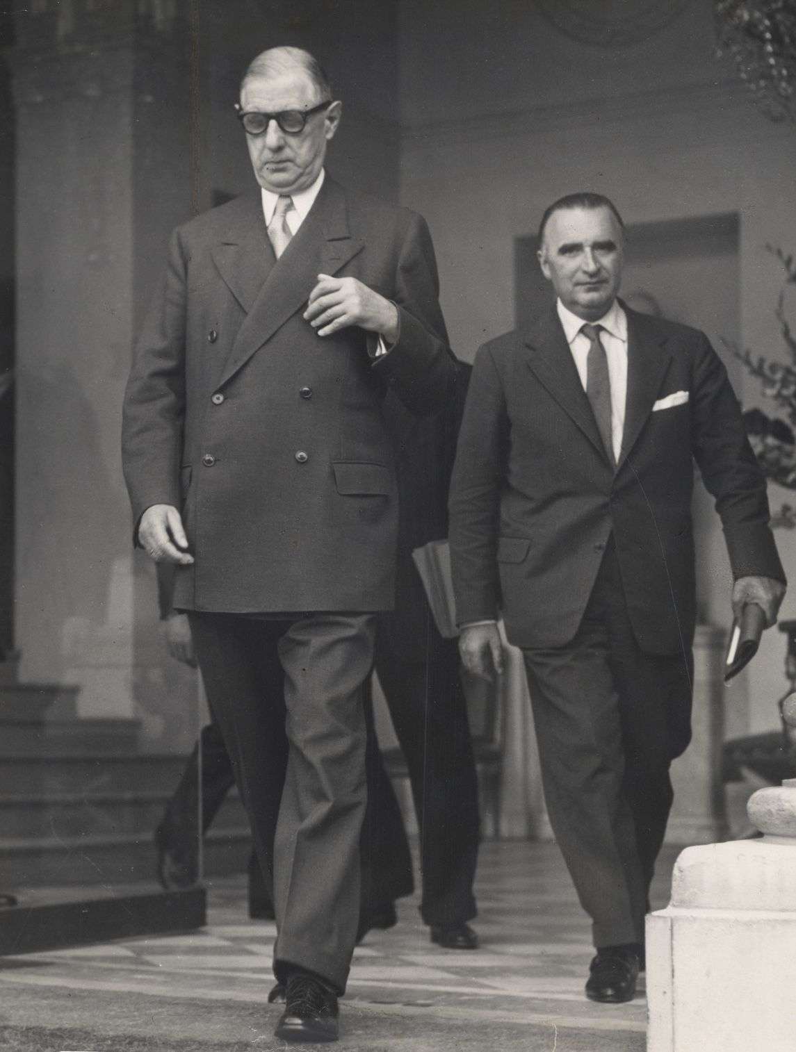 Charles de Gaulle et Georges Pompidou sortant de l’Élysée en décembre 1958