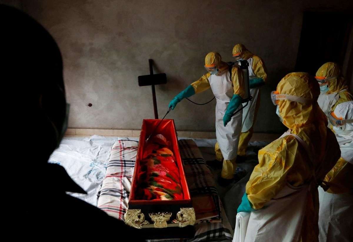 Un membre du personnel de santé désinfecte le cercueil d'une personne décédée d'Ebola à Beni, dans la province du Nord Kivu en RD Congo, le 9 décembre 2018.