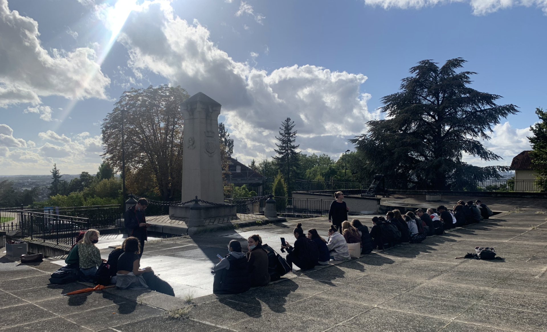Les élèves de T-HGGSP du lycée Louise-Michel, accompagnés de leurs enseignants et d'une archiviste, visitent et analysent un haut lieu de mémoire de la bataille de Champigny-sur-Marne (1870) : l'ossuaire franco-allemand.