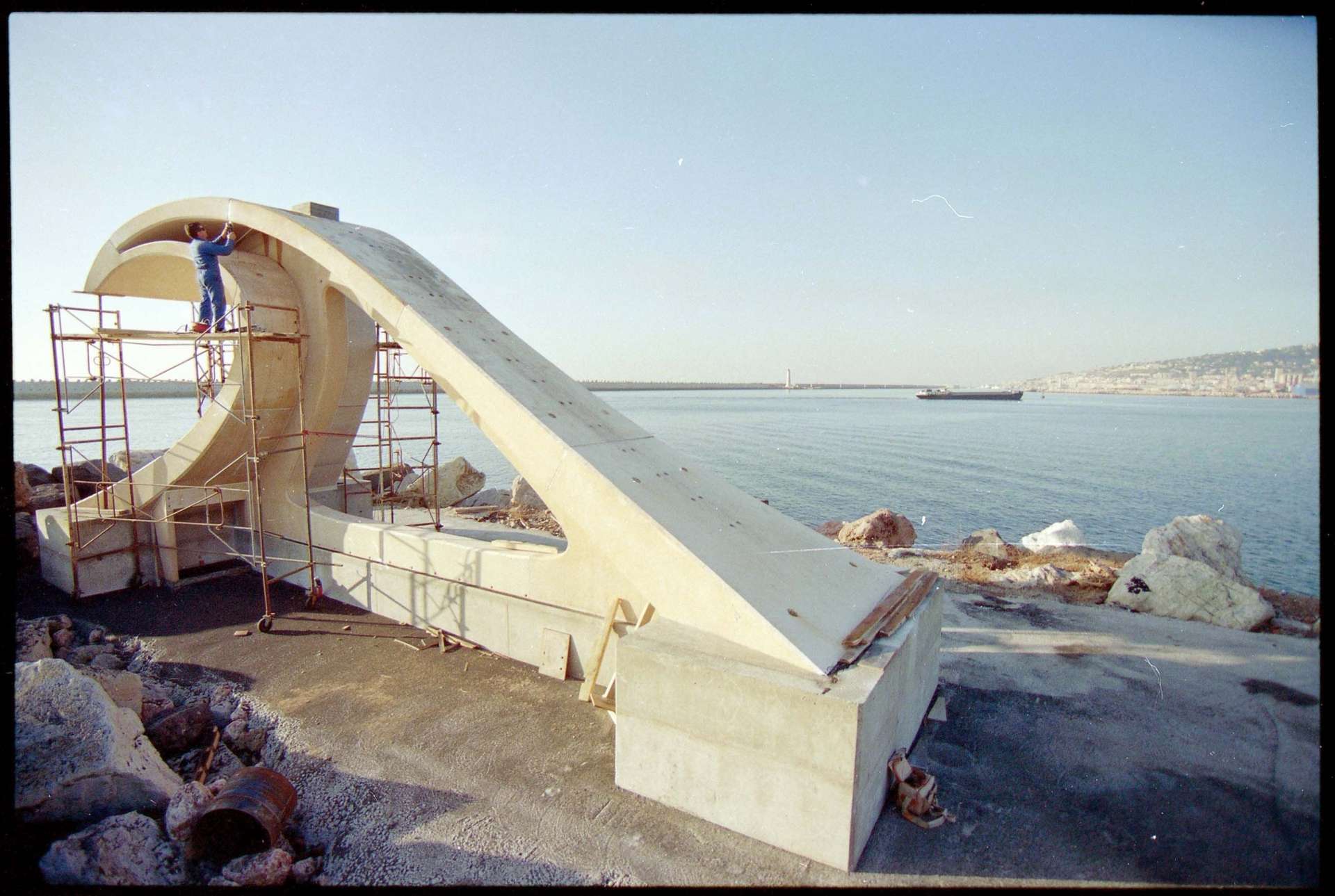 Construction du phare de la digue Est, port de Sète, Hérault, 1994
Photographie issue de la photothèque du Service maritime et de navigation du Languedoc-Roussillon, cliché Christian Lavit.