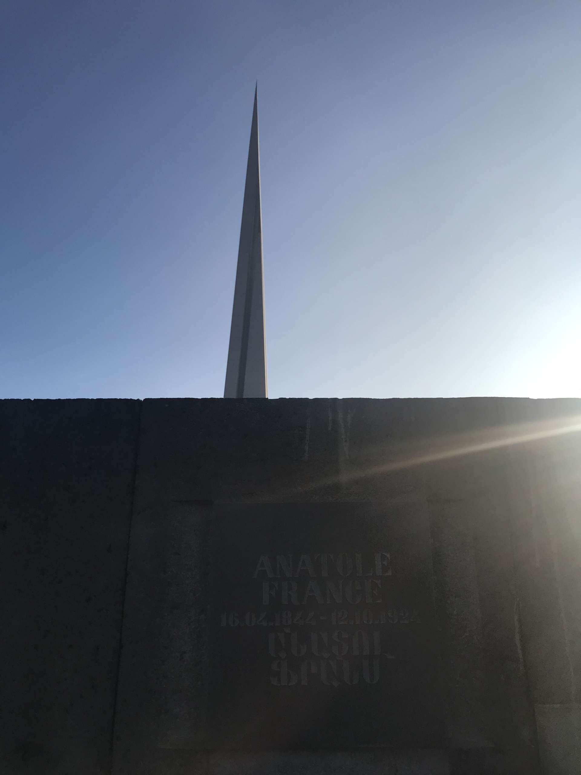 La photo de la plaque Anatole France peut venir en complément de la photo principale avec la flèche