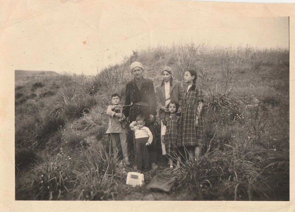 Combattant indépendantiste, Abdelmalek Kitouni pose au maquis avec sa femme et ses quatre enfants devant l’objectif de son compagnon d’armes Abderrahmane Khaznadar. Région d’Aïn Kerma, Algérie, printemps 1956