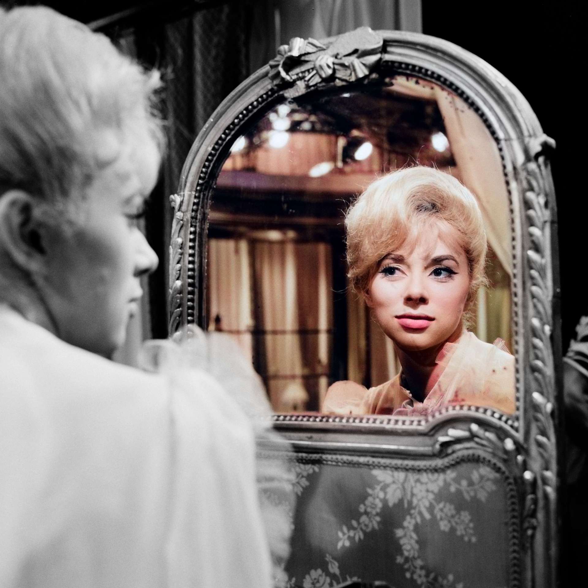 Mireille Darc dans la pièce "La danse devant le miroir", 1963
