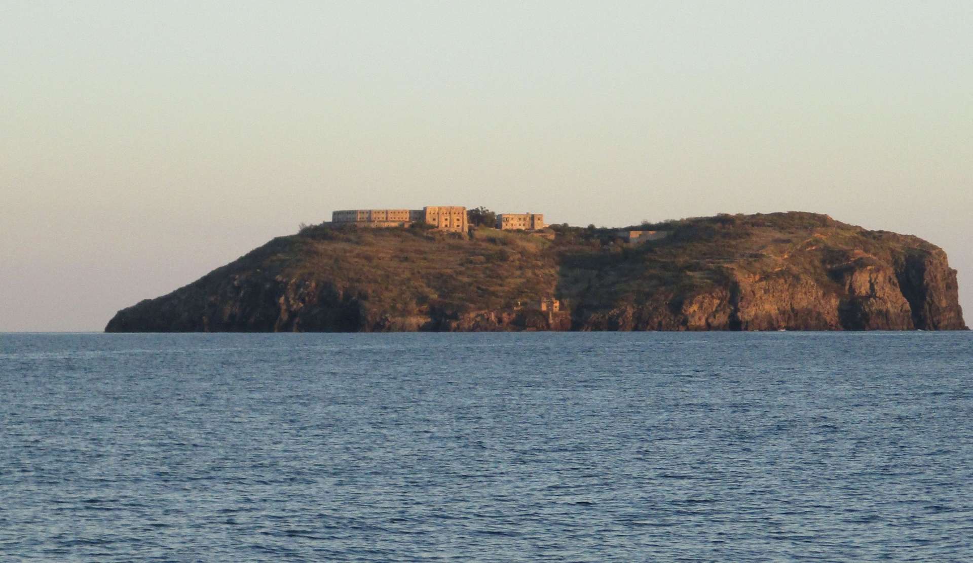 Île et prison de Santo Stefano, archipel des Pontines (Italie).