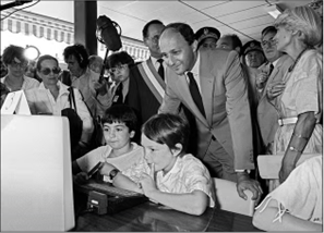Le premier ministre Laurent Fabius au groupe scolaire Henry-Pellet à Langeais (Indre-et-Loire) le 19 juillet 1985.