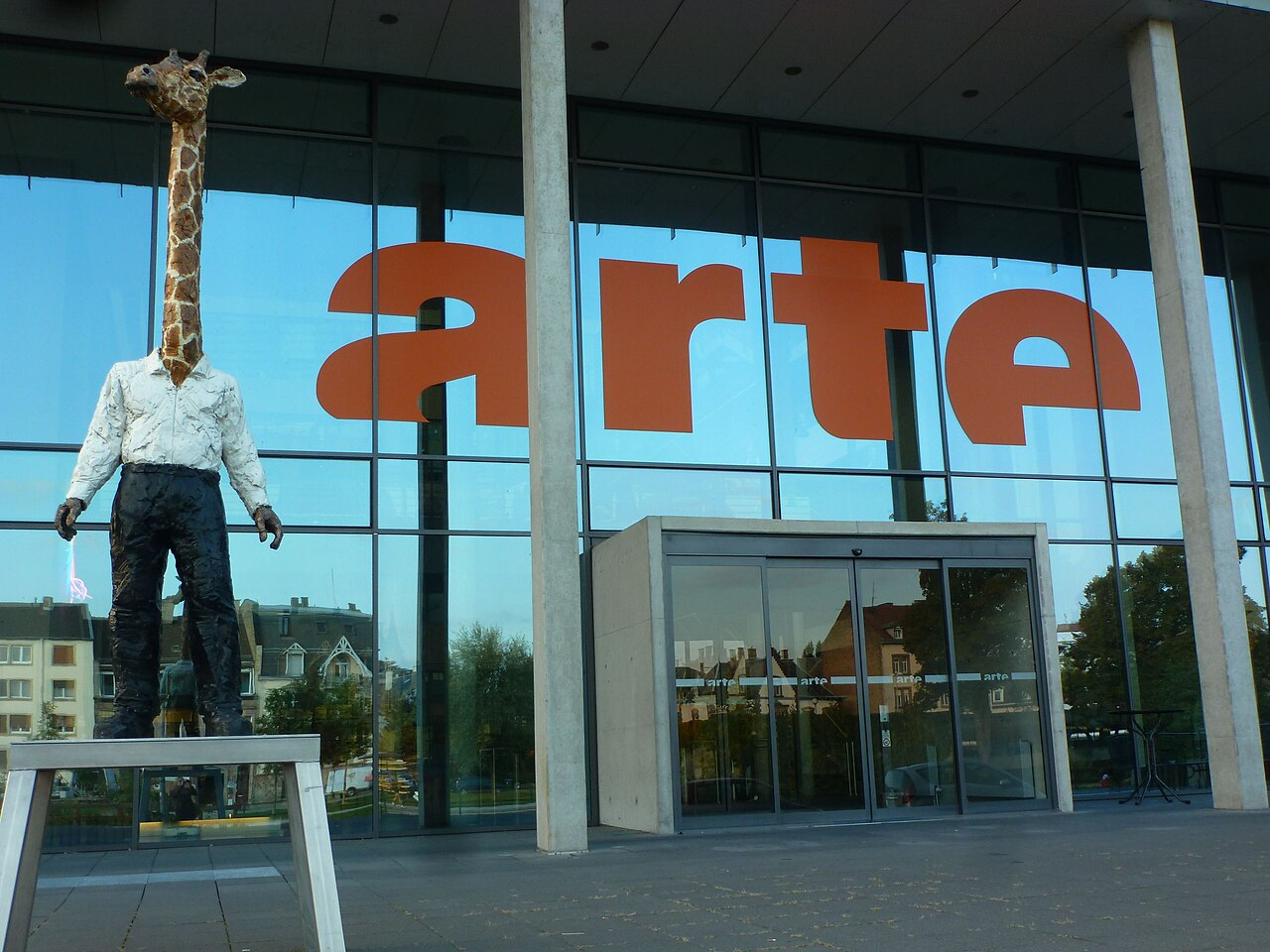 L'Homme girafe de Stephan Balkenhol devant l'entrée d'Arte