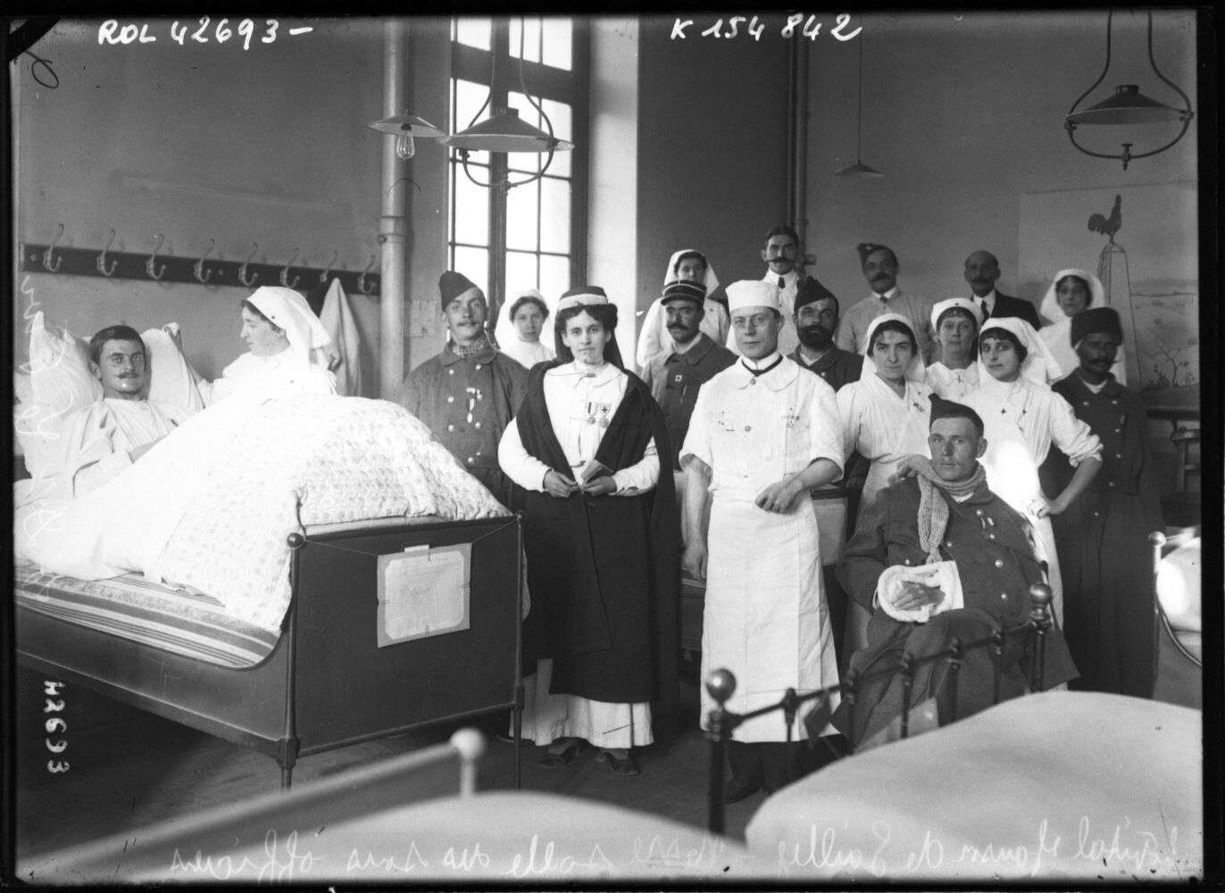 Hôpital Janson de Sailly, une salle des sous-officiers [les blessés avec les médecins et les infirmières], 1914