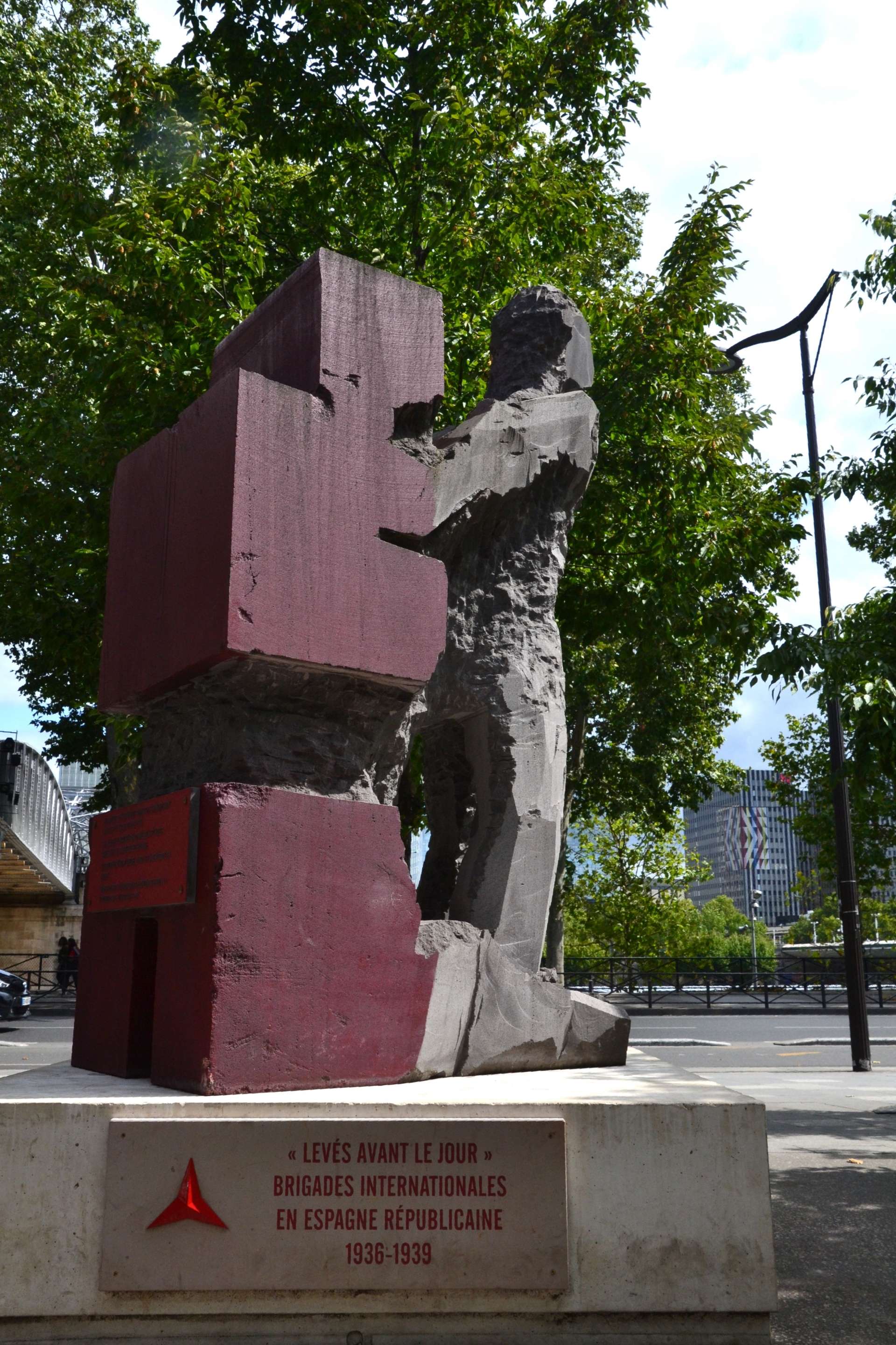 "L'apporteur de l'espoir"
Denis Monfleur
Sculpture
Monument aux Brigades Internationales
Gare de Paris Austerlitz