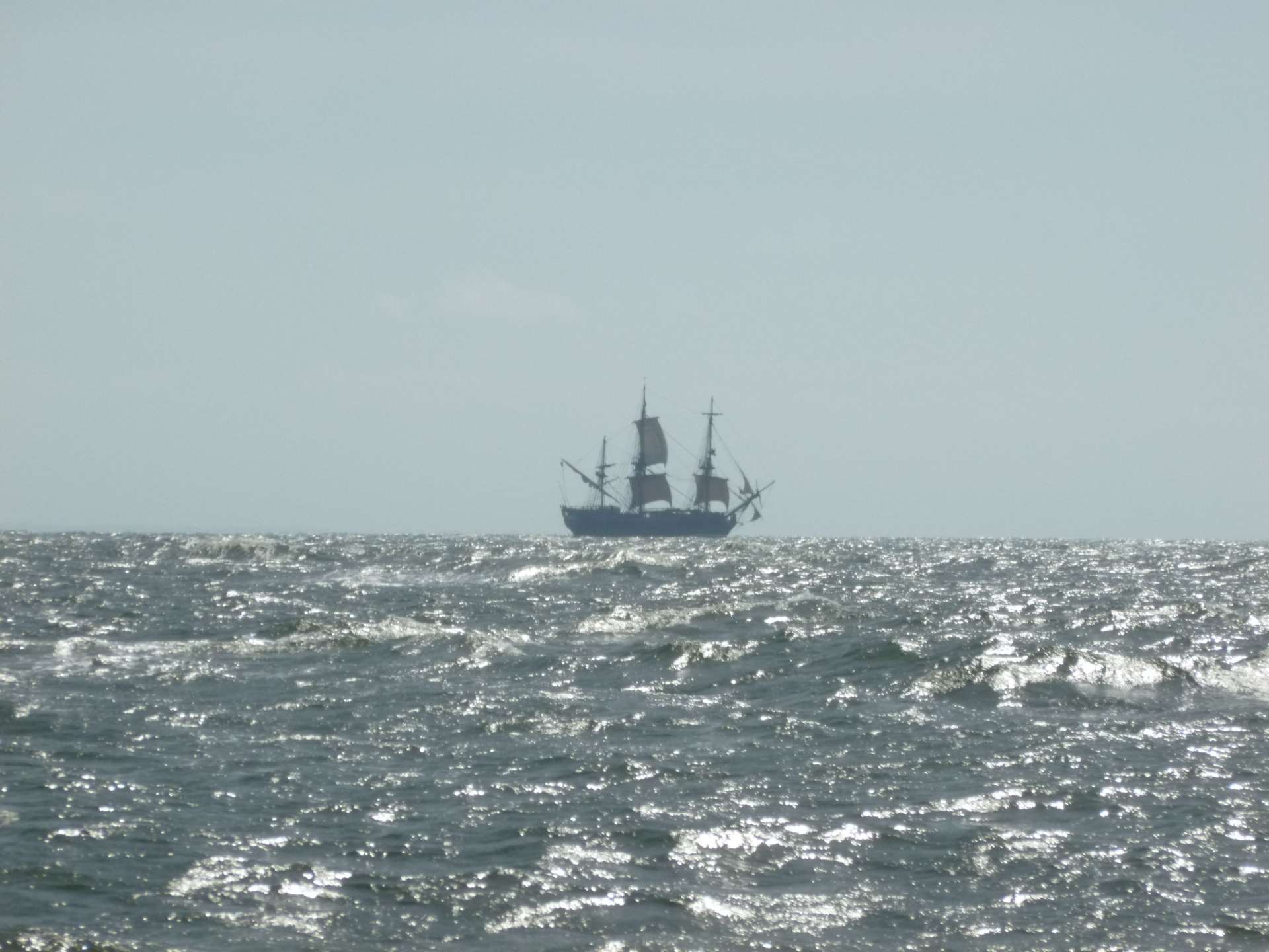 Vu depuis la Belle Poule, le Götheborg, réplique actuelle d'un vaisseau de la Compagnie des Indes suédoise des années 1740, navigant devant les côtes normandes (2013).