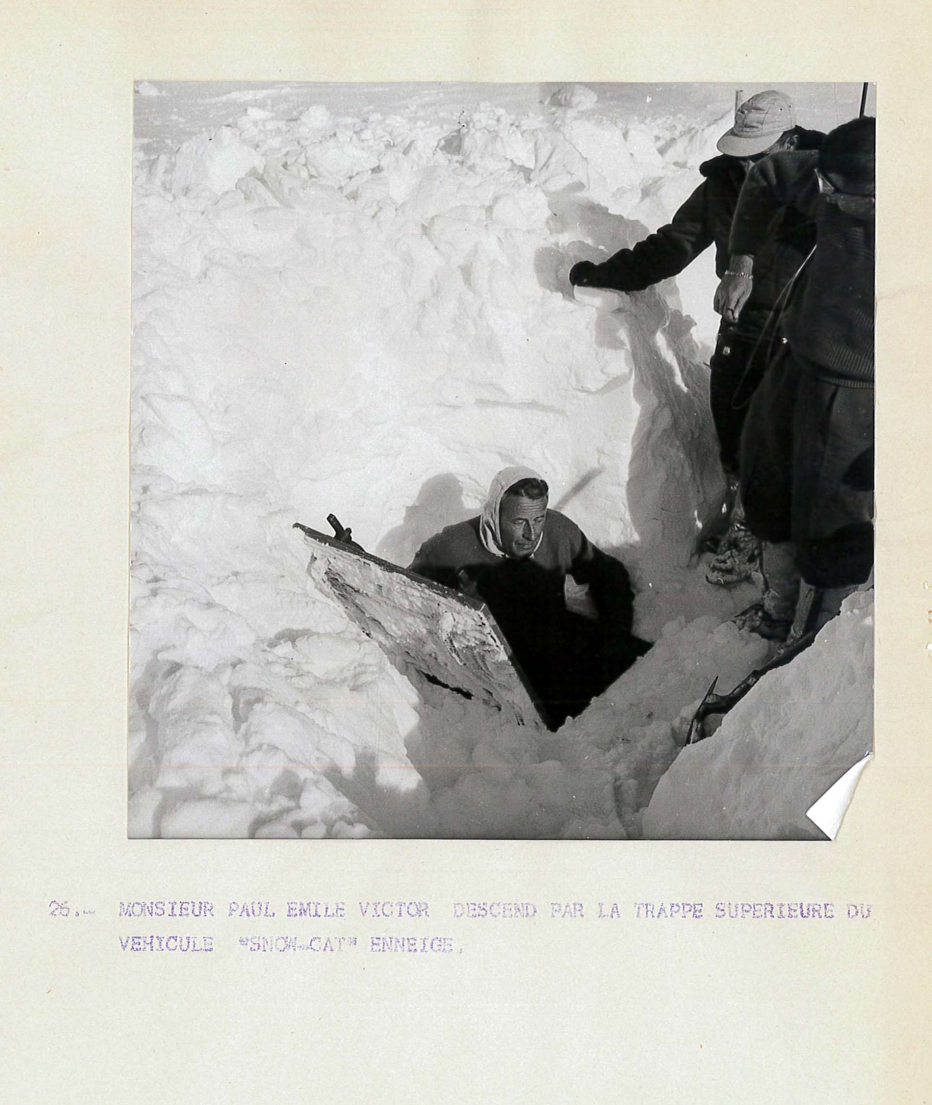 Mission en Terre Adélie en 1958, Paul-Emile Victor. Cote du document : 20010098/1-1