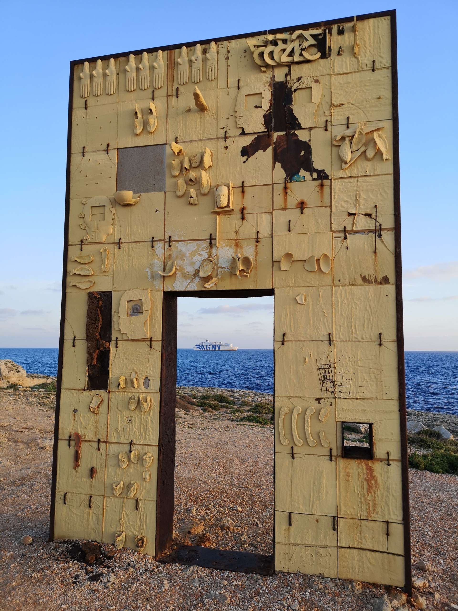 Mimmo Paladino, "Porta di Lampedusa - Porta d'Europa", monument pour les migrants morts et perdus en mer