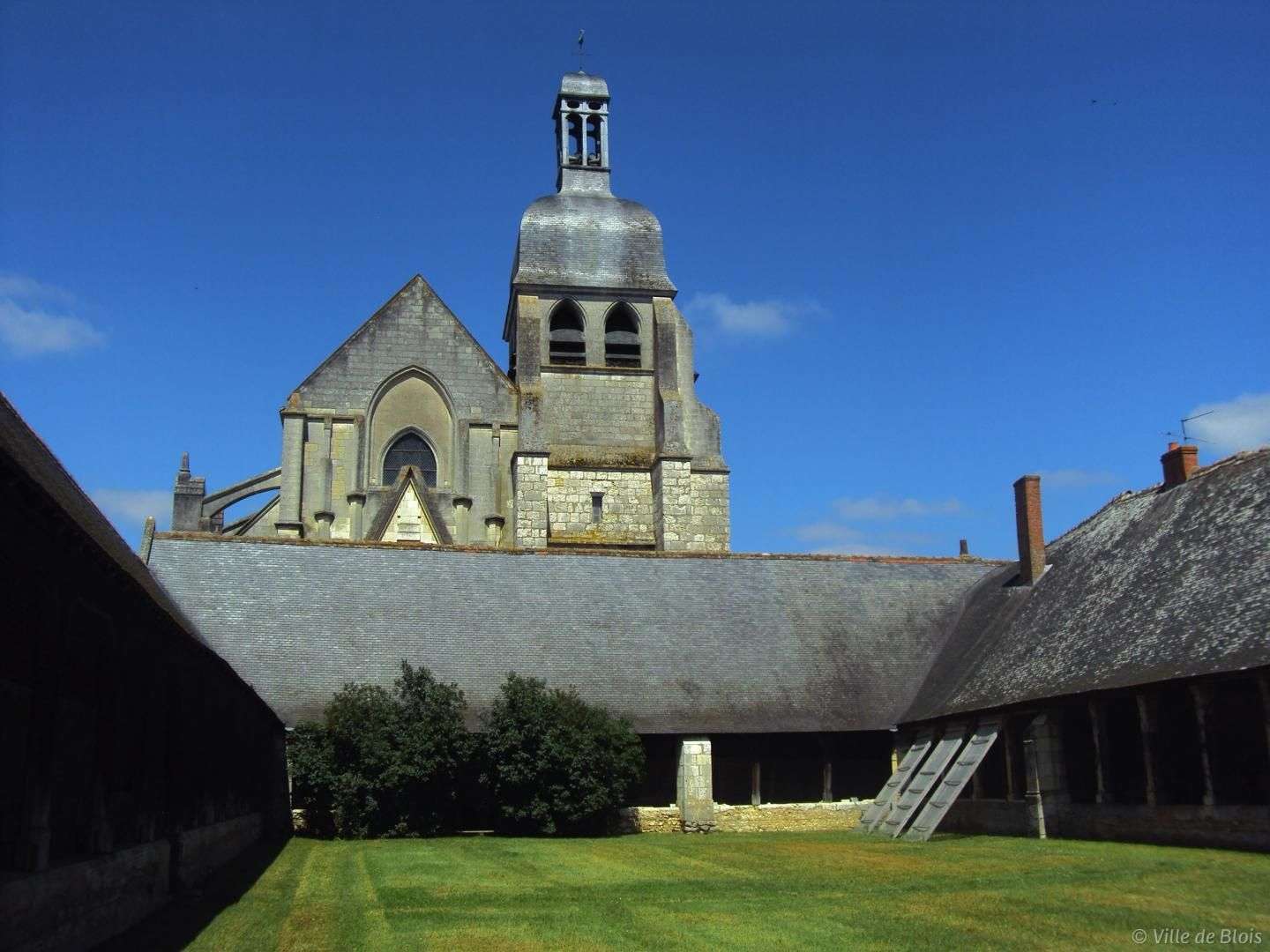 Aître et église Saint-Saturnin, Blois-Vienne.