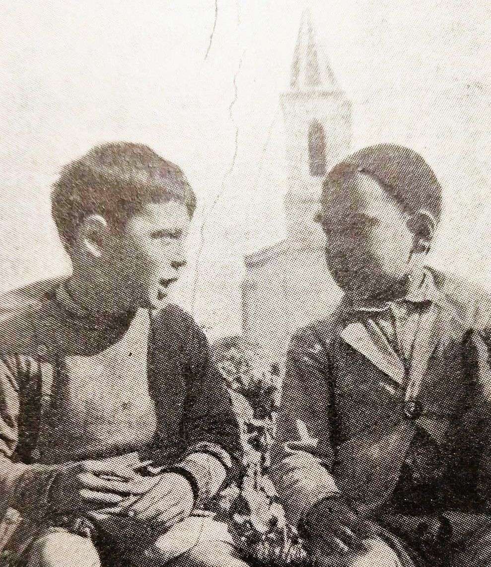 2 enfants en Algérie devant une église