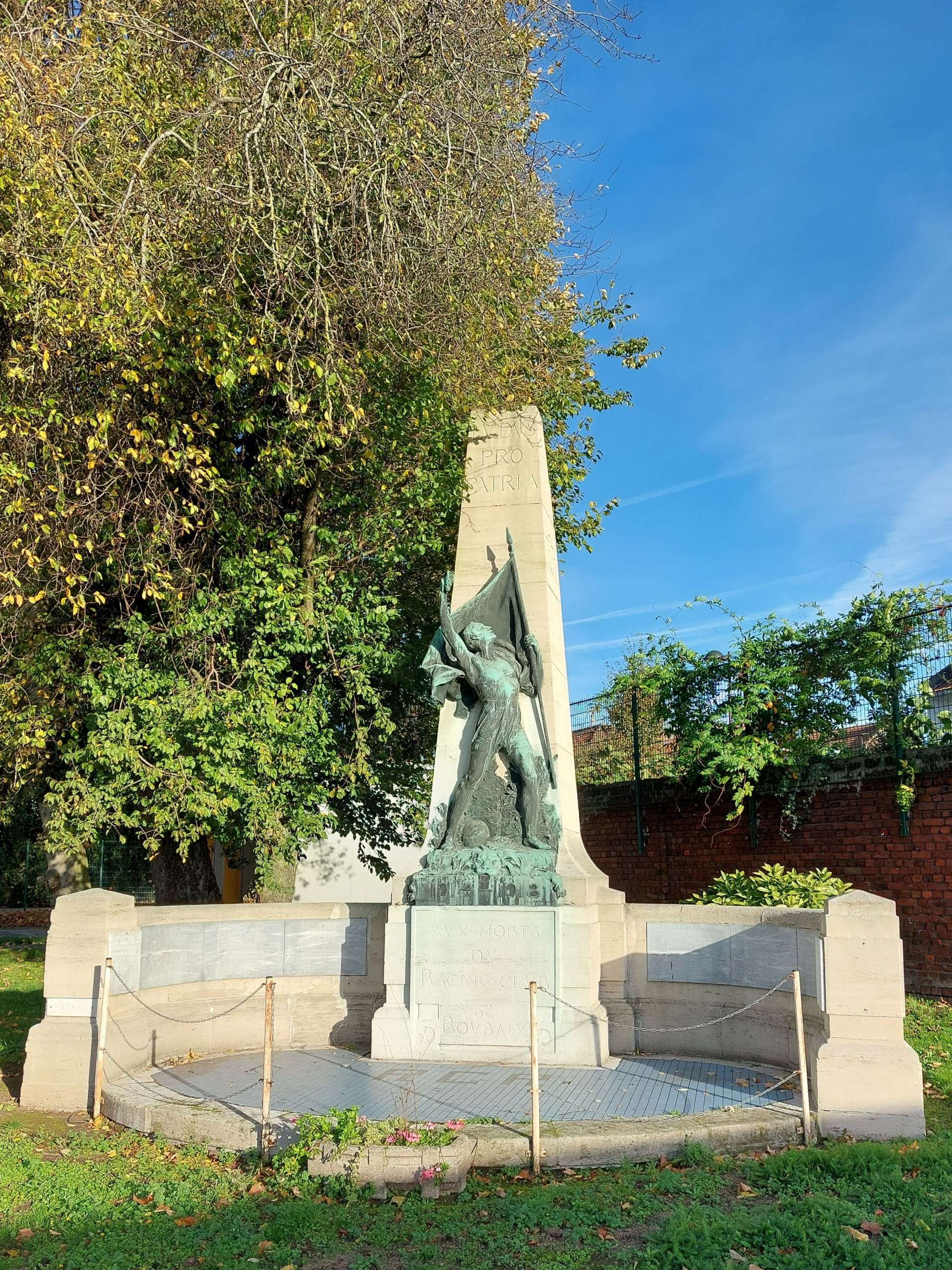 "Monument aux morts du Racing Club de Roubaix"
