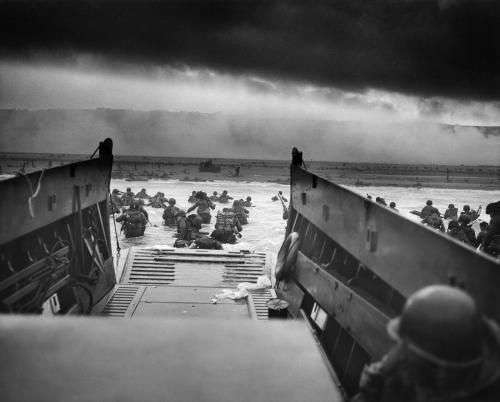 « Into the Jaws of Death » (« Dans les mâchoires de la mort »), photographie prise au matin du 6 juin 1944 devant Omaha Beach en Normandie. Robert F. Sargent