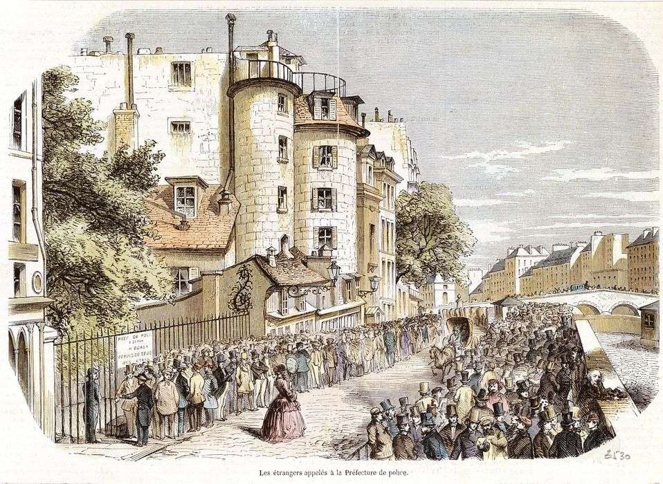 Paris 1851, les étrangers résidant dans la ville font la queue devant la Préfecture de Paris (actuel quai des Orfèvres) pour se faire délivrer des permis de résidence instaurés en septembre 1851. Lithographie parue dans L'Illustration le 27 septembre 1851