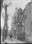 Blois. - En Vienne, un photographe et sa chambre photographique dite "chambre touriste" devant l'église Saint-Saturnin. [1890-1910] / Photographe non identifié. Don Joëlle Mussat-Bougeat et Michèle Lyon-Bougeat. Archives départementales de Loir-et-Cher, 332 Fi 47.